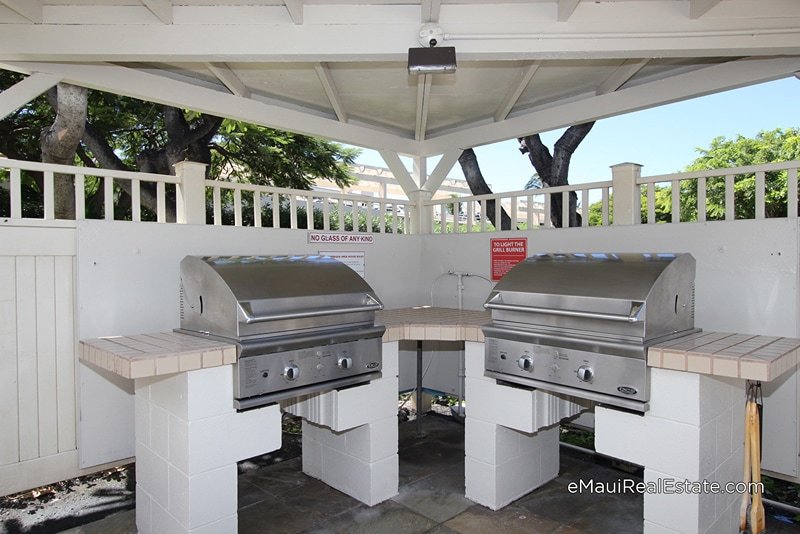 Kihei Akahi has a Barbecue area near the upper pool 