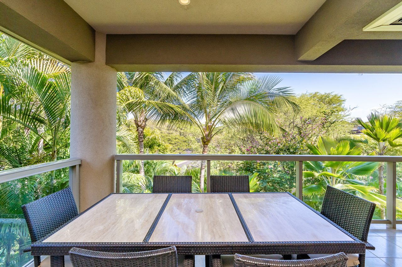 Large wrap-around lanai: perfect for outdoor living and entertaining