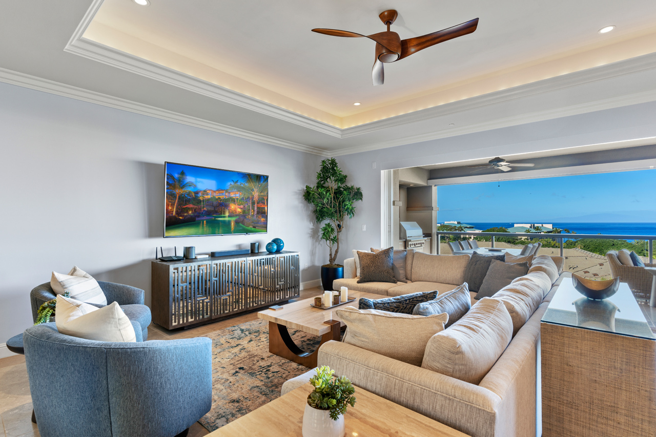 Spacious great room: