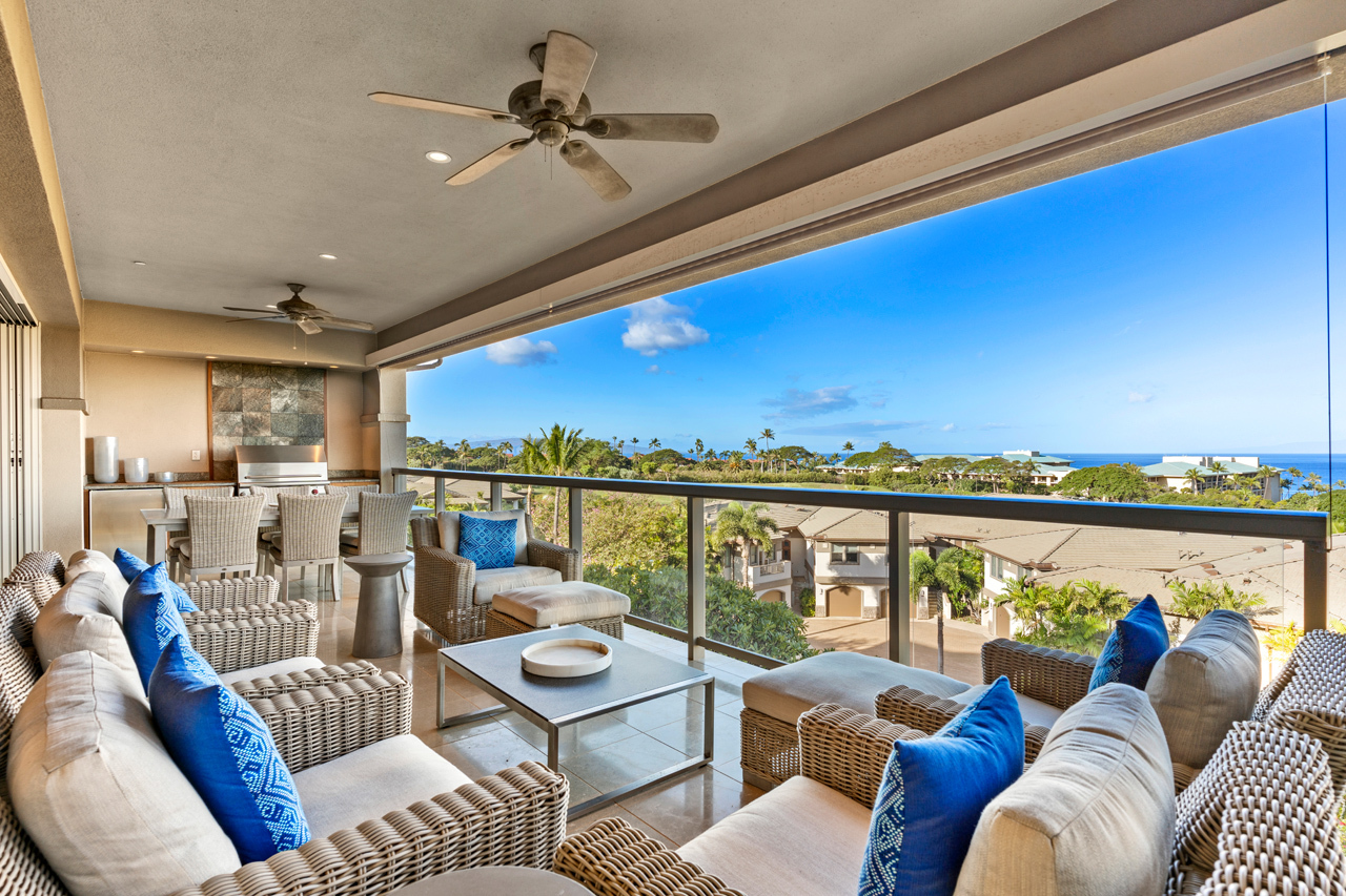 Wide lanai with panoramic ocean views: