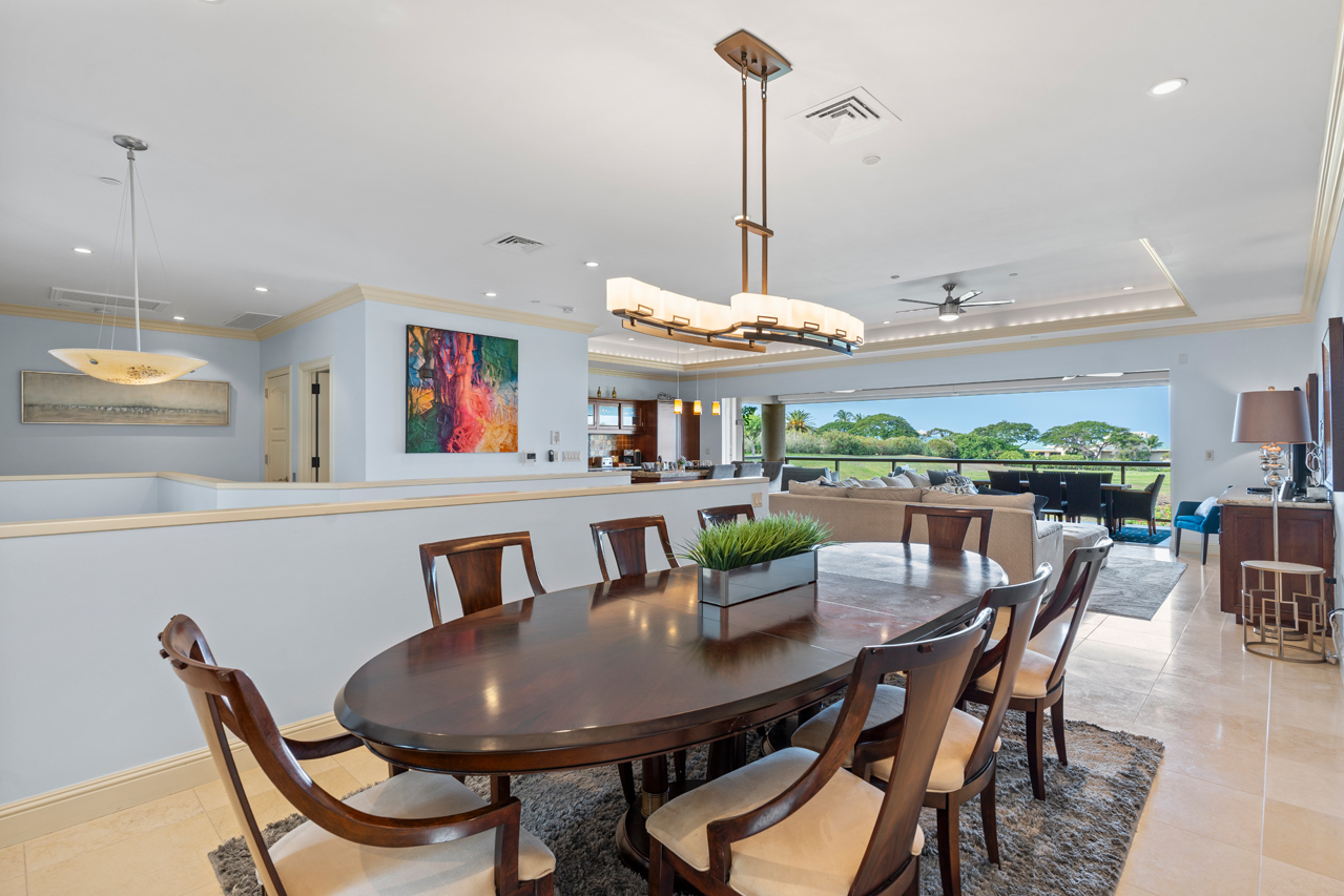 Dining area with seating for eight: 