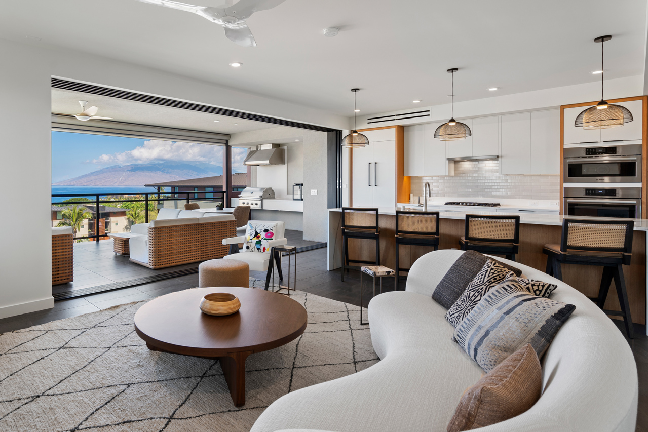 Spacious living room: 