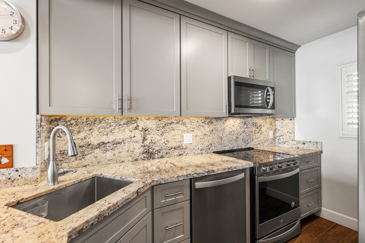 Updated modern kitchen: 